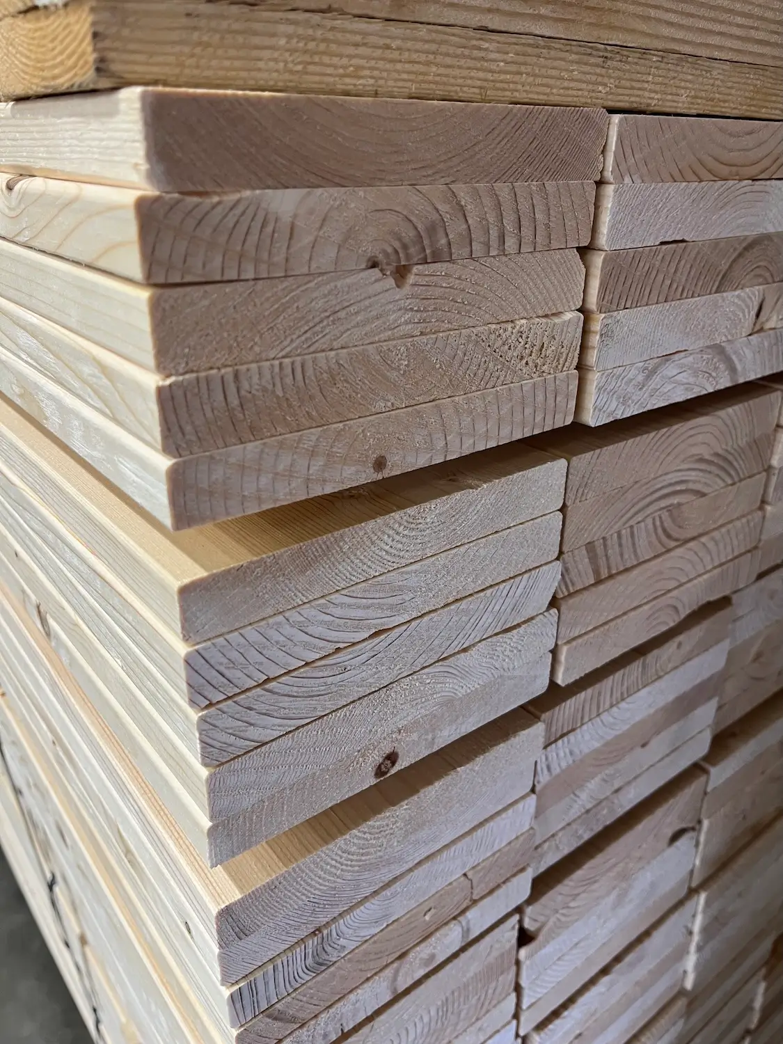 Gyalult deszka letört élekkel 19x146x4000 mm A/B